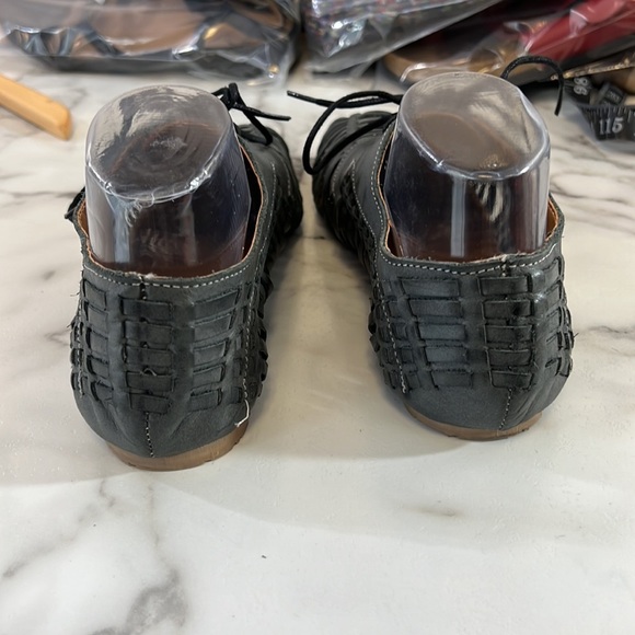 Very Volatile LA Flat Shoes Womens size 9 Gray Woven Leather Pointed Toe Lace up - Picture 5 of 10